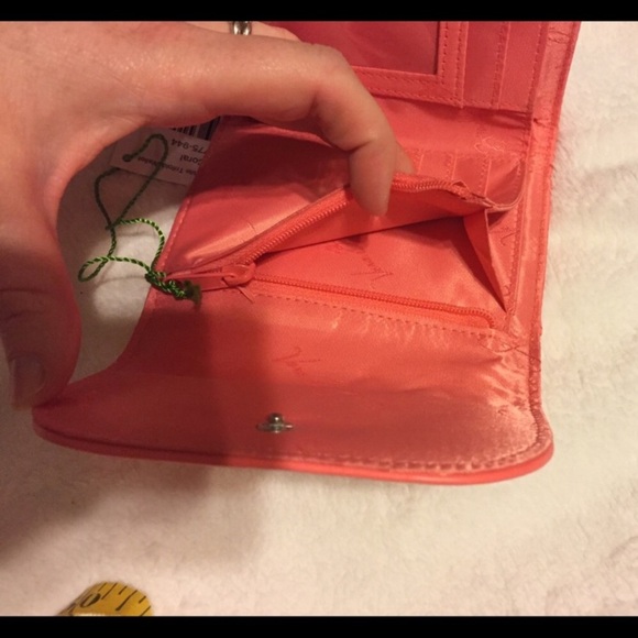 NWT Vera Bradley laser cut trifold wallet - Picture 5 of 6